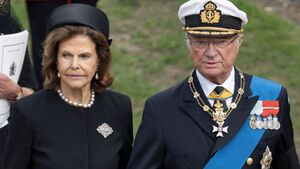 Königin Silvia und König Carl Gustaf gehen zusammen. 
