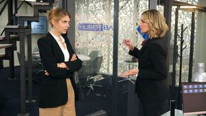 "Unter uns": Stella und Eva diskutieren im Büro