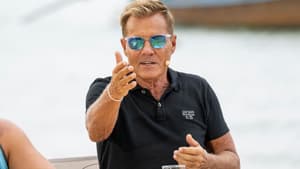 Dieter Bohlen sitzt bei DSDS am Jury-Pult mit Sonnenbrille