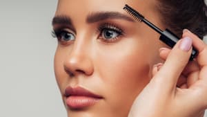 Frau mit dichten Volumen-Wimpern