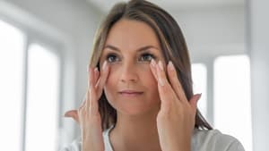 Frau massiert Augen