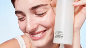 Frau mit Cleansing Öl