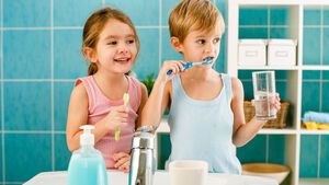 Kinder putzen Zähne