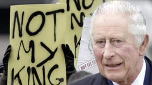 König Charles III. trifft auf eine Demonstration. 