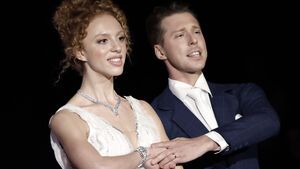 Anna Ermakova und Valentin Lusin halten Händchen bei "Let's Dance"