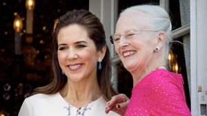 Prinzessin Mary und Königin Margrethe lachen zusammen. 