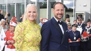 Prinzessin Mette-Marit und Prinz Haakon lächeln.