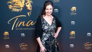 Anita Hofmann steht auf dem roten Teppich bei der Premiere des Musicals "Tina"