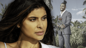 "Bachelor" 2023: Yolanda schaut ernst - im Hintergrund David Jackson mit Rose