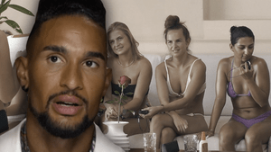 "Der Bachelor" 2023 - Folge 4 - David Jackson nachdenklich - im Hintergrund Henriette, Lisa & Chiara