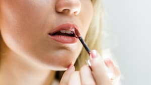 Frau mit Lipgloss
