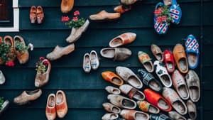 Viele verschiedene bunte Clogs 