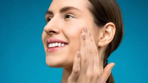 Frau mit Hand im Gesicht 