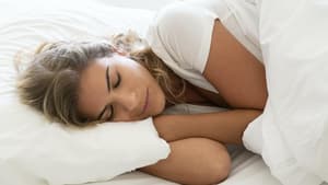 Frau schläft im Bett 