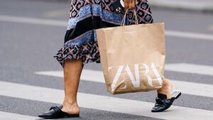 Frau bei Shopping-Tour mit Zara-Einkaufstüte in der Hand 