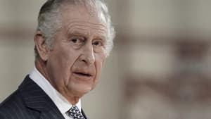 König Charles guckt geschockt zur Seite