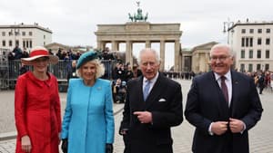 König Charles, Königin Camilla, Frank Walter Steinmeier und Ehefrau stehen vor Brandenburger Tor