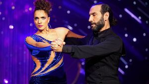 Sally Özcan und Massimo Sinató tanzen bei "Let's Dance" mit ernstem Blick