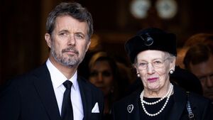 Kronprinz Frederik mit seiner Mutter Königin Margrethe von Dänemark.