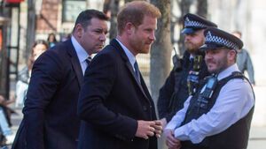Prinz Harry mit seinem Bodyguard und Polizisten in London