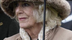 Queen Consort Camilla guck traurig zur Seite
