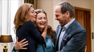 Sturm der Liebe Alexandra und Markus halten Vroni zwischen sich im Arm, alle drei lachen 