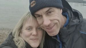 "Bauer sucht Frau"-Paar Patricia und Jörg machen am See ein Selfie