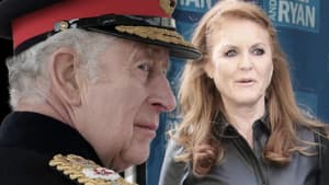 König Charles trägt eine Mütze und guckt ernst zur Seite, Sarah Ferguson guckt geschockt