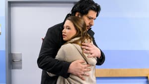 Natahlie und Maximilian umarmen sich bei "Alles was zählt"