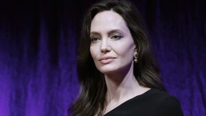 Angelina Jolie guckt traurig