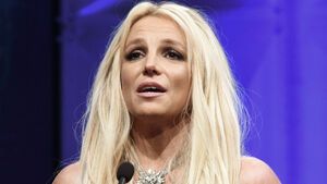 Britney Spears guckt verzweifelt