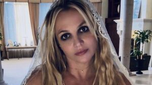 Britney Spears macht ein Selfie mit einem Schleier auf dem Kopf