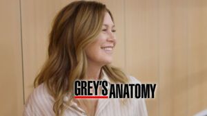"Grey's Anatomy"-Star Ellen Pompeo grinst, vor ihr ist das Logo der Serie