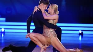 Valentin Lusin und Kathrin Menzinger innig bei der Let's Dance Profi-Challenge.