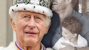 König Charles III. bei seiner Krönung - im Hintergrund Enkel Archie