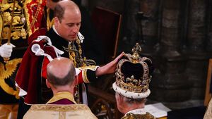 Prinz William und König Charles III. während der Krönung. 