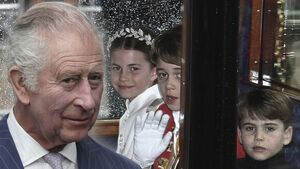 König Charles III., Prinzessin Charlotte, Prinz George und Prinz Louis. 
