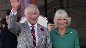 König Charls winkt bei seinem ersten Auftritt mit Königin Camilla.