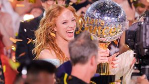 Anna Ermakova lacht bei "Let's Dance" mit Pokal in der Hand