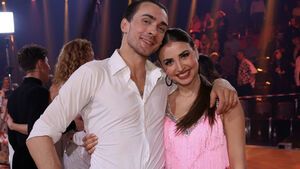 Ekaterina "Ekat" Leonova und Timon Krause stehen nebeneinander in Show 11 bei "Let's Dance"