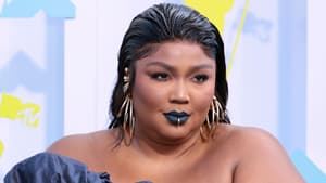 Lizzo bei den VMAs mit blauem Lippenstift