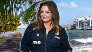 Melissa McCarthy lächelt, im Hintergrund sind zwei verschiedene Strände zu sehen