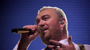 Sam smith singt mit Mikro in der Hand