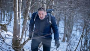 Sturm der Liebe Christoph läuft mit ernstem Blick durch den verschneiten Wald