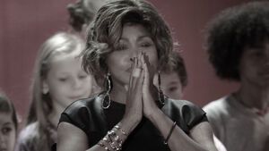 Tina Turner faltet ihre Hände vor dem Gesicht zusammen
