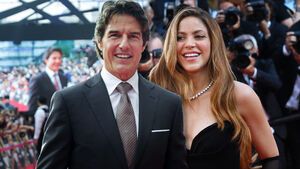 Tom Cruise und Shakira posieren auf dem roten Teppich