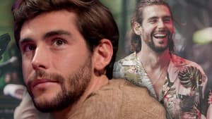 Alvaro Soler nachdenklich - im Hintergrund fröhlich auf der Bühne