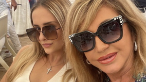 Davina und Carmen Geiss machen mit Sonnenbrille auf ein Selfie
