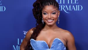 Halle Bailey posiert für Fotografen