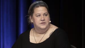 Ilka Bessin sieht traurig zur Seite